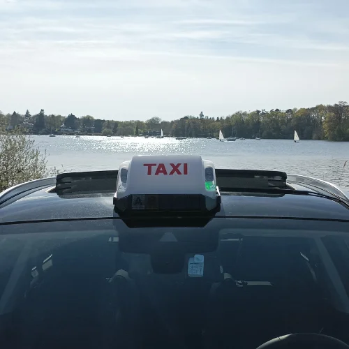 presentation taxi nantes agglo avec lumineux devant lac